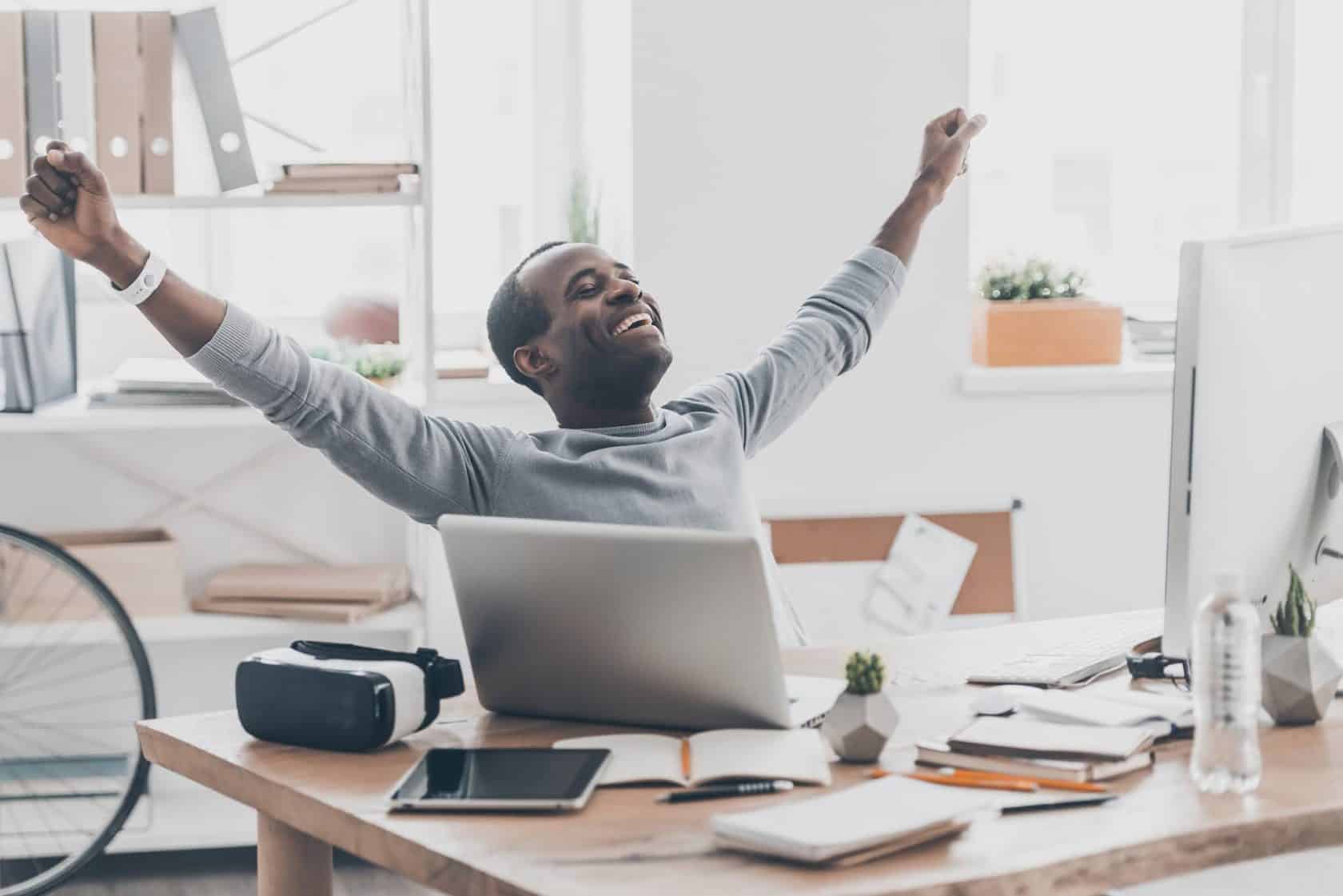 Un homme très heureux de réussir